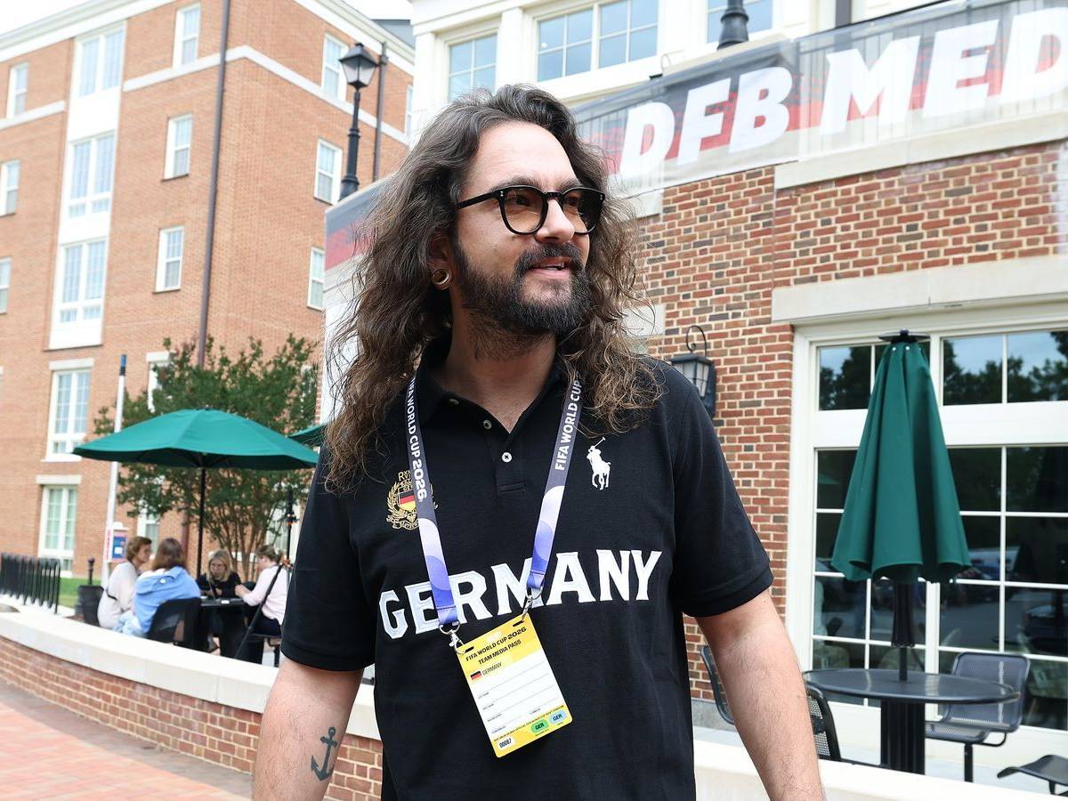 Tom Kaulitz war während der Fußballweltmeisterschaft der Männer als „Praktikant“ für Magenta TV tätig - das Team wurde nun beim Deutschen Fernsehpreis ausgezeichnet. (Bild: 2026 Getty Images/Alexander Hassenstein)