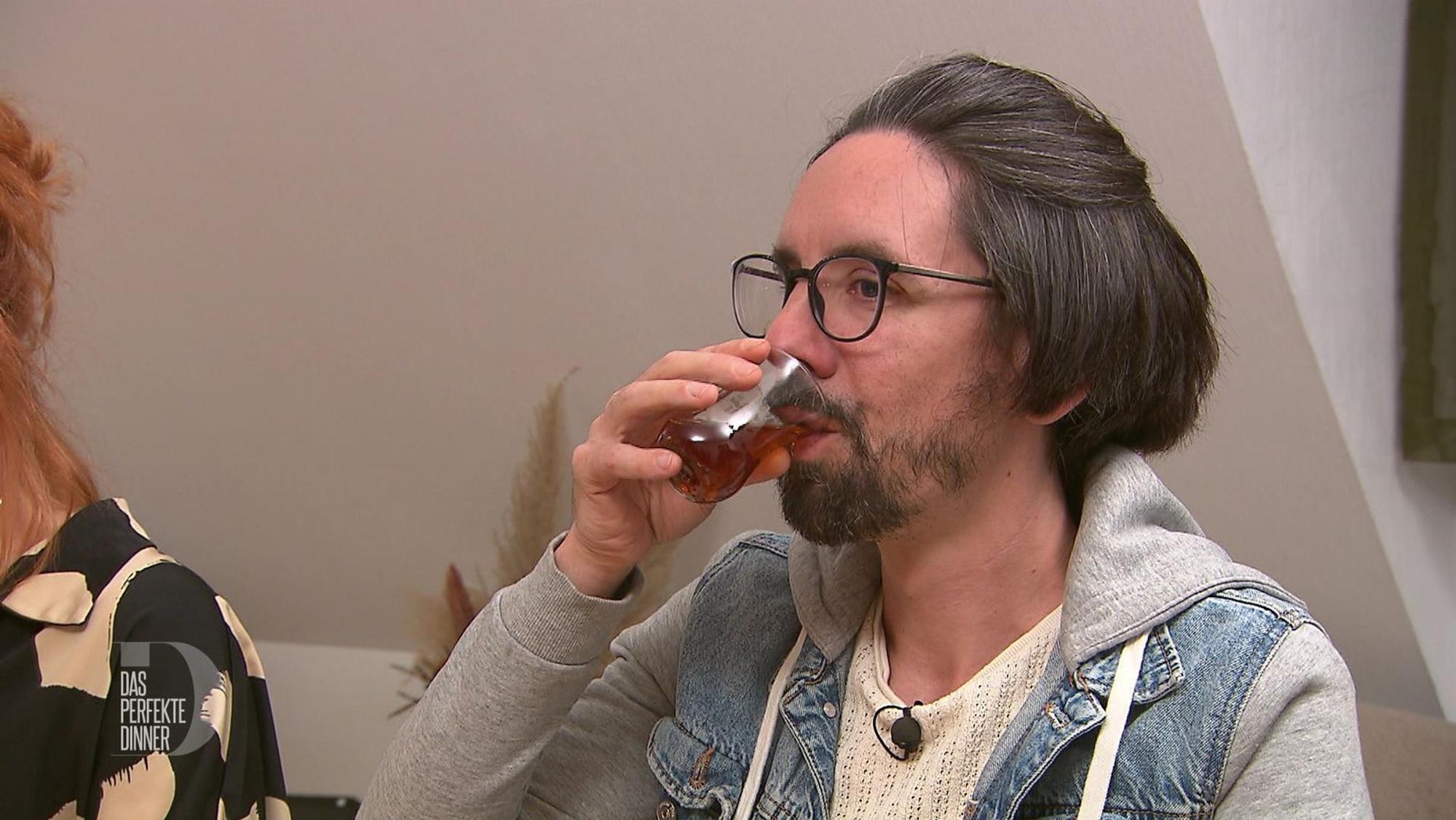 Zum Abschluss genießt Basti einen türkischen Tee. (Bild: RTL)