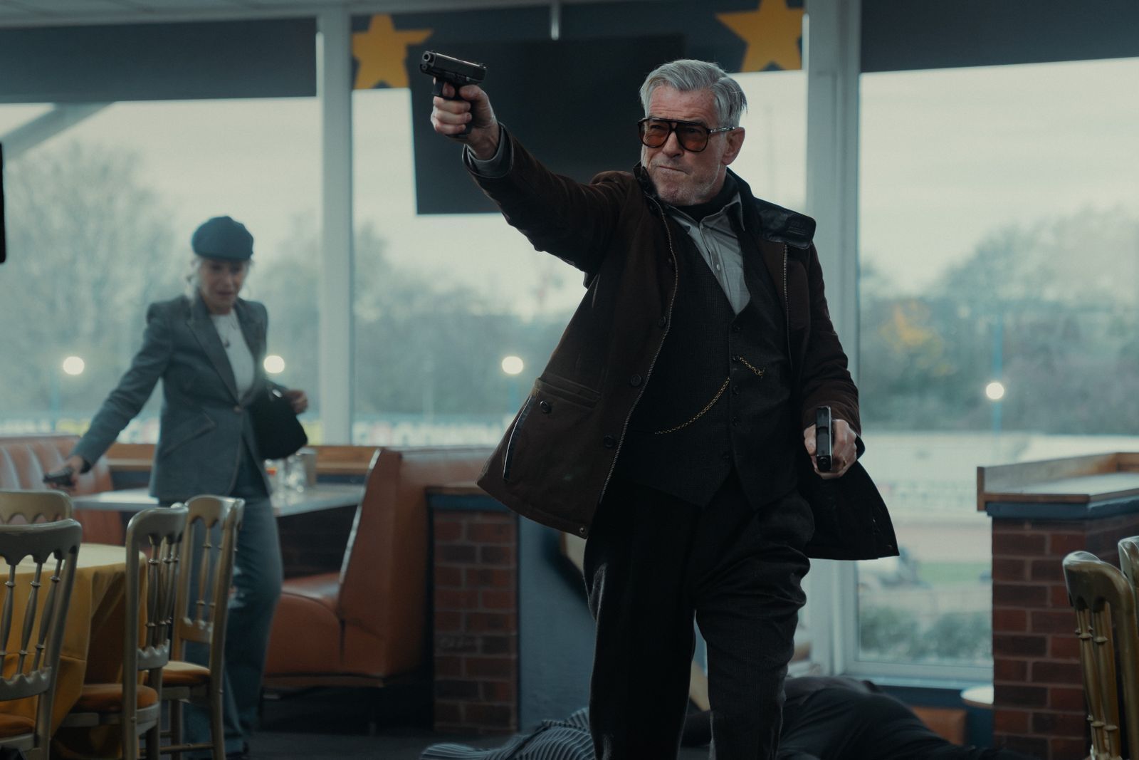 Conrad (Pierce Brosnan) möchte nach dem Verlust der bisherigen Geschäfte neue Geschäftsfelder und -partner erschließen. Ein neuerliches Blutbad soll den Namen „Harrigan“ noch bekannter machen. (Bild: Paramount+)