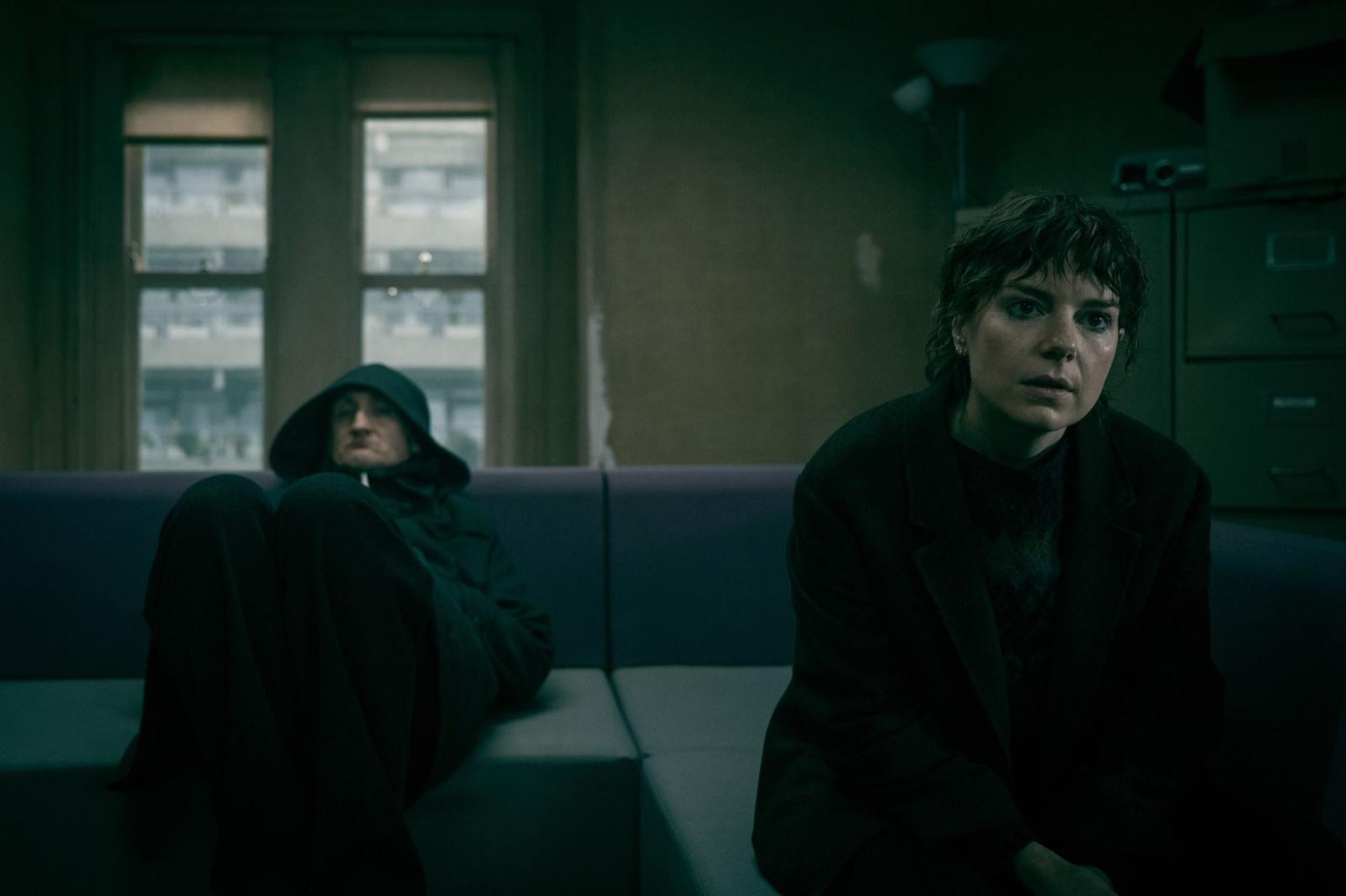 Können nur hoffen, dass sie nicht die nächsten Opfer werden: J.K. (Tom Brooke) und Shirley (Aimee-Ffion Edwards). (Bild: © Apple TV / Jack English)