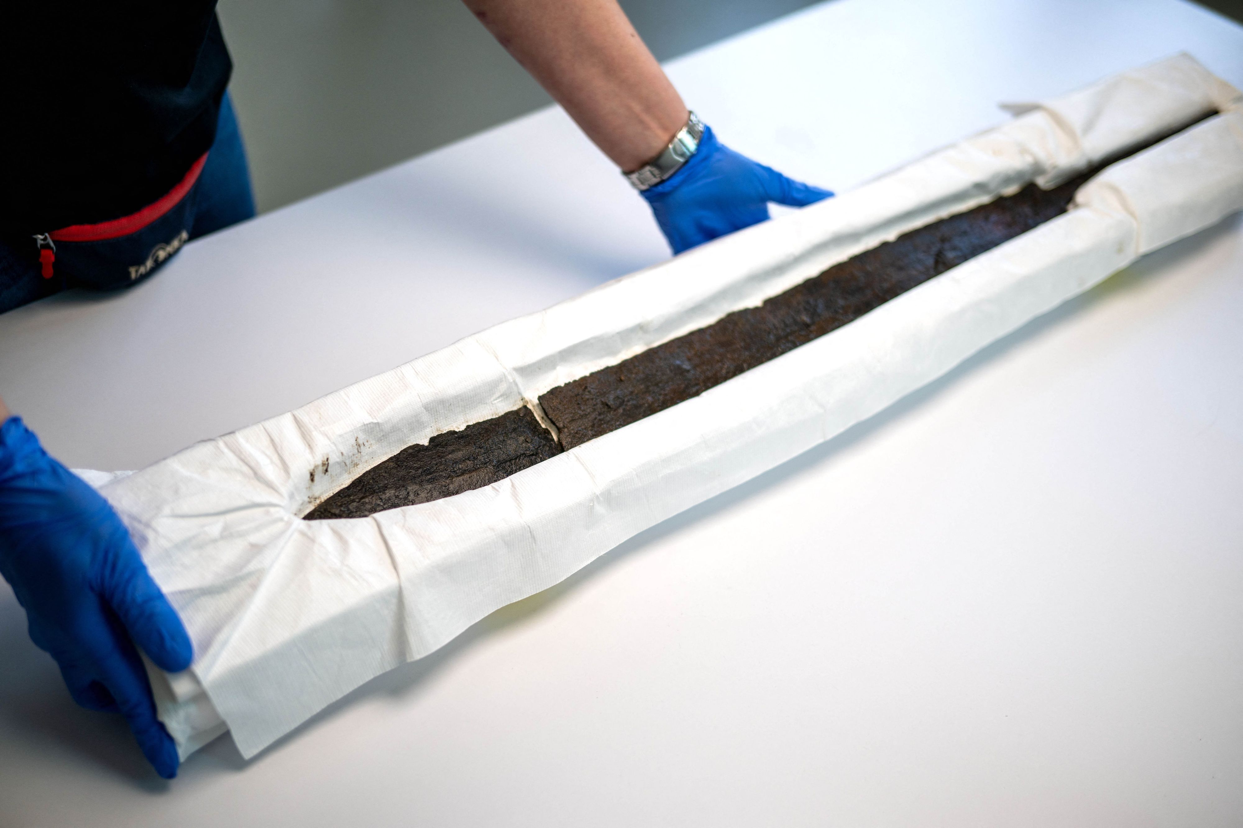 Die Landesarchäologie Bremen präsentiert ein römisches Langschwert. Das sogenannte Spatha wurde bei der offiziellen Kampfmittelsuche auf einem Grundstück in der Bremer Neustadt gefunden. Die mit Griffangel 90 Zentimeter lange Eisenklinge steckte senkrecht in Ablagerungen eines ehemaligen Gewässers
