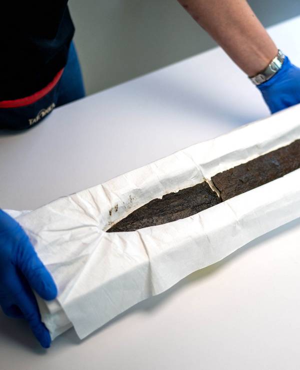 Die Landesarchäologie Bremen präsentiert ein römisches Langschwert. Das sogenannte Spatha wurde bei der offiziellen Kampfmittelsuche auf einem Grundstück in der Bremer Neustadt gefunden. Die mit Griffangel 90 Zentimeter lange Eisenklinge steckte senkrecht in Ablagerungen eines ehemaligen Gewässers