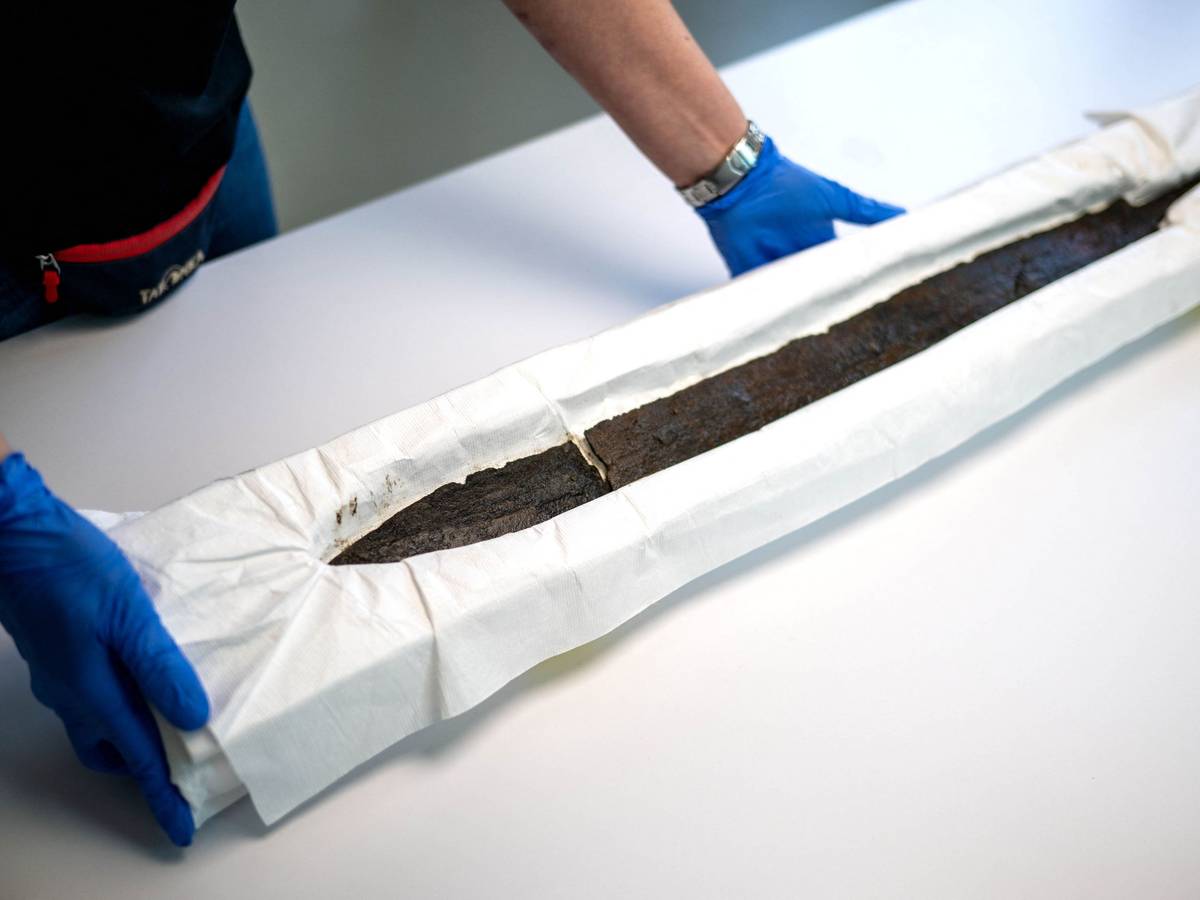 Die Landesarchäologie Bremen präsentiert ein römisches Langschwert. Das sogenannte Spatha wurde bei der offiziellen Kampfmittelsuche auf einem Grundstück in der Bremer Neustadt gefunden. Die mit Griffangel 90 Zentimeter lange Eisenklinge steckte senkrecht in Ablagerungen eines ehemaligen Gewässers
