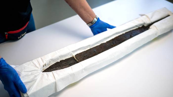 Die Landesarchäologie Bremen präsentiert ein römisches Langschwert. Das sogenannte Spatha wurde bei der offiziellen Kampfmittelsuche auf einem Grundstück in der Bremer Neustadt gefunden. Die mit Griffangel 90 Zentimeter lange Eisenklinge steckte senkrecht in Ablagerungen eines ehemaligen Gewässers