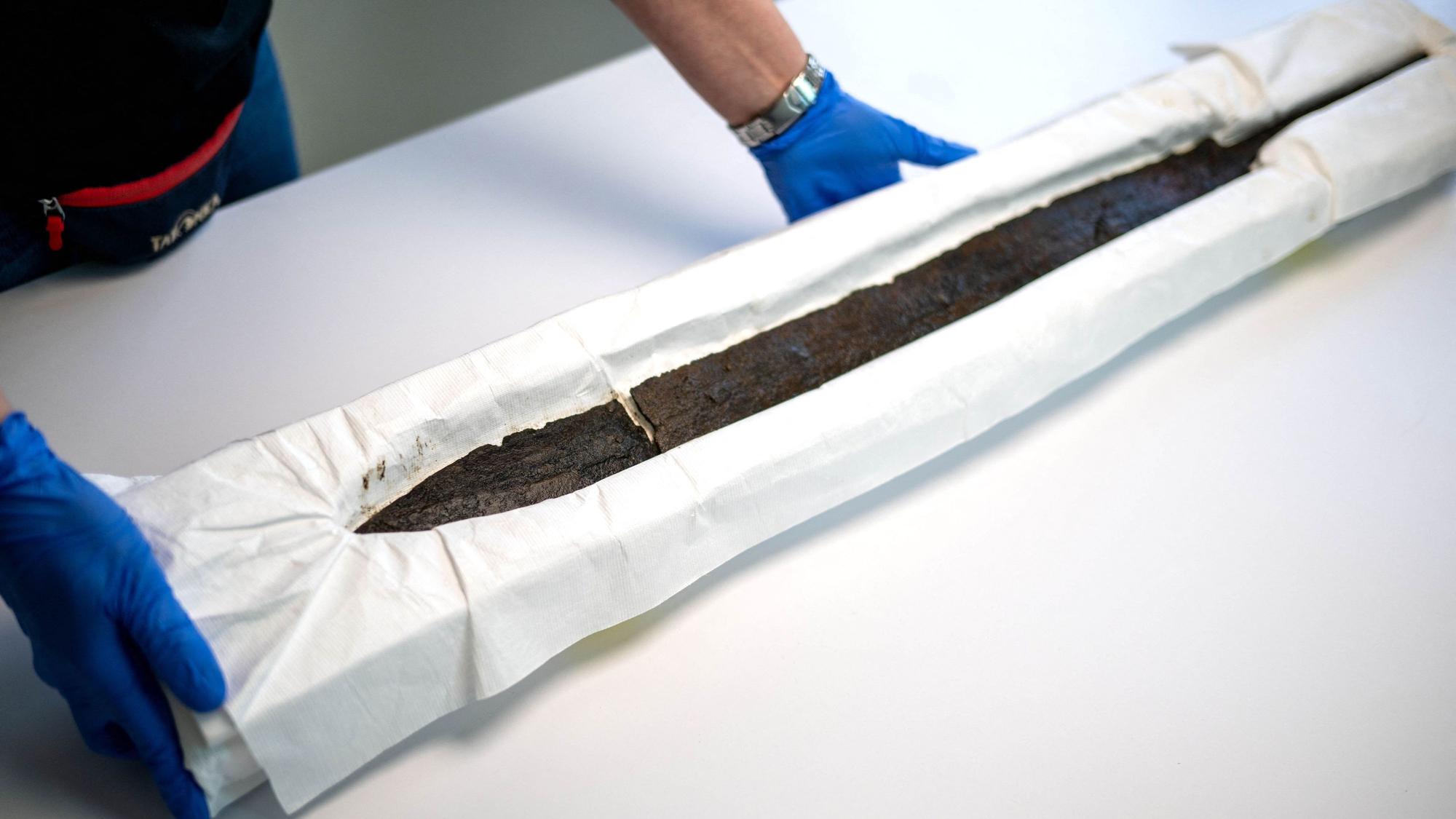 Die Landesarchäologie Bremen präsentiert ein römisches Langschwert. Das sogenannte Spatha wurde bei der offiziellen Kampfmittelsuche auf einem Grundstück in der Bremer Neustadt gefunden. Die mit Griffangel 90 Zentimeter lange Eisenklinge steckte senkrecht in Ablagerungen eines ehemaligen Gewässers