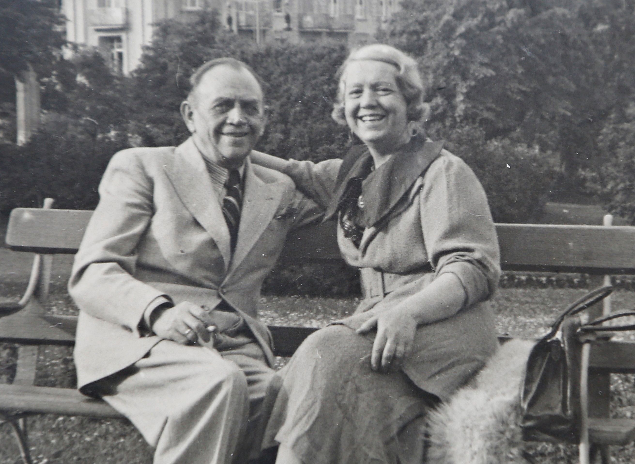 Willi Ostermann sitzt mit seiner Ehefrau Käthe auf einer Bank.