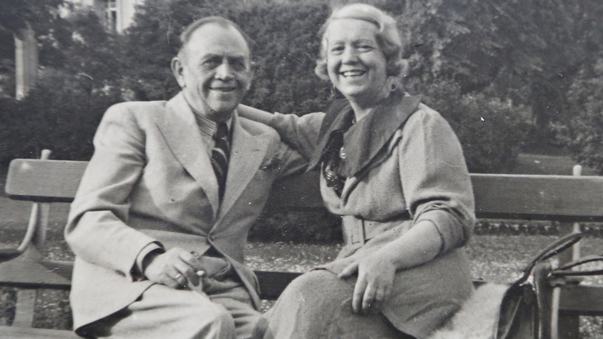 Willi Ostermann sitzt mit seiner Ehefrau Käthe auf einer Bank.