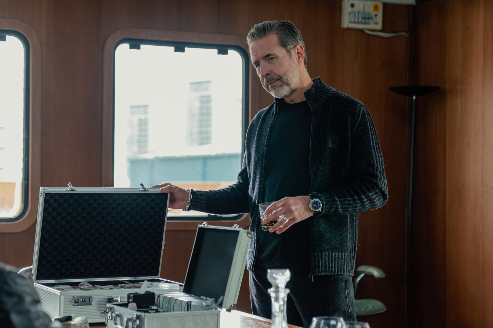 Kevin (Paddy Considine) ist der zweitälteste Sohn von Conrad und Maeve und nach dem brutalen Tod seines Bruders Brennan der rechtmäßige Erbe des Familiensyndikats. Doch Conrad will noch lange nicht in den Ruhestand gehen, zudem gibt es noch weitere Familienmitglieder, die nach der Macht greifen. (Bild: Paramount+)