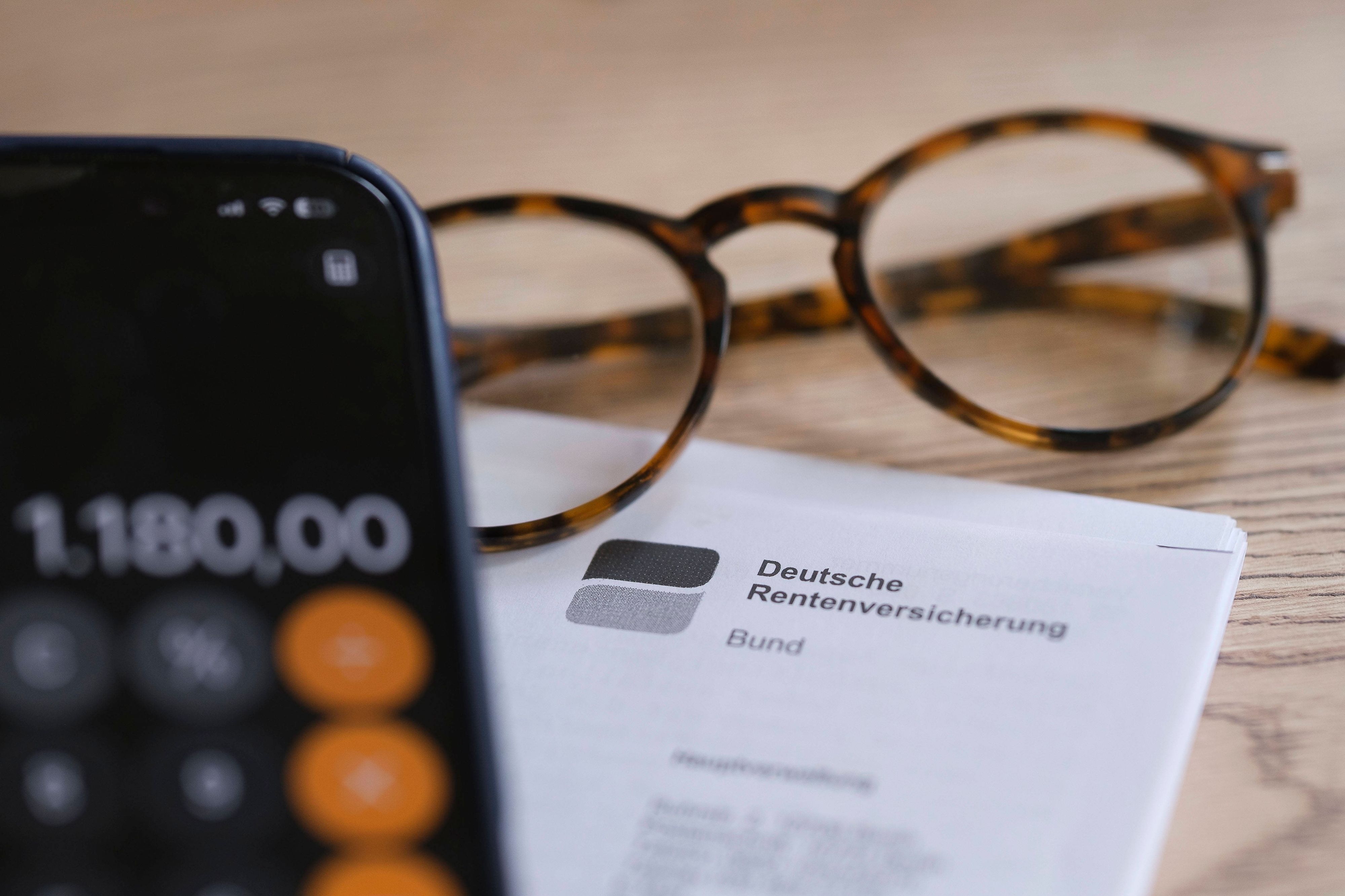 Smartphone, Brille und Rentendokument