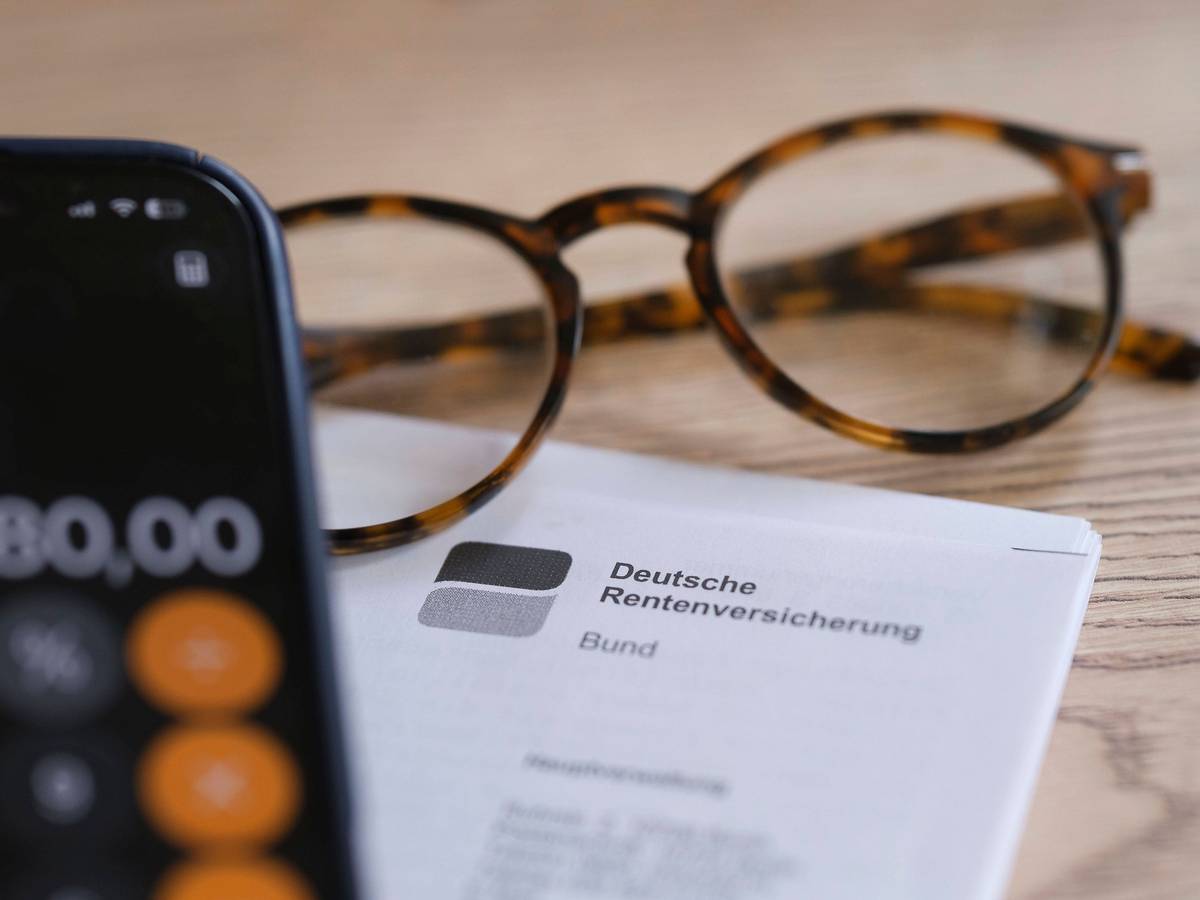 Smartphone, Brille und Rentendokument