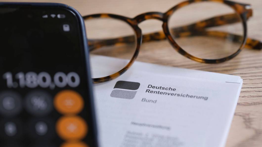 Smartphone, Brille und Rentendokument