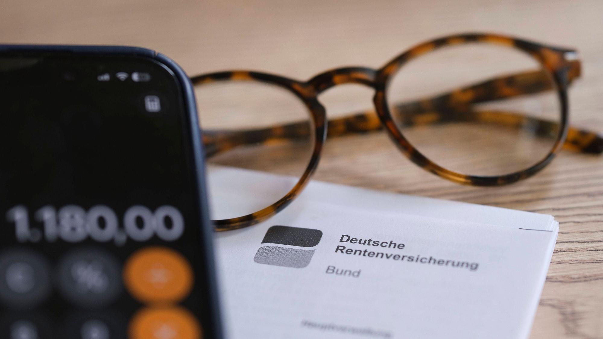 Smartphone, Brille und Rentendokument