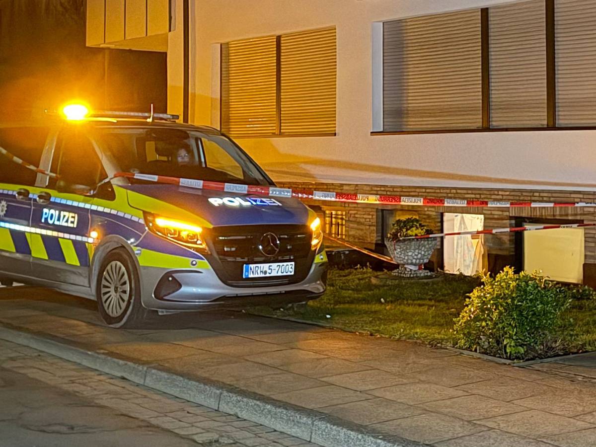 Ein Polizeifahrzeug steht vor einem Haus.