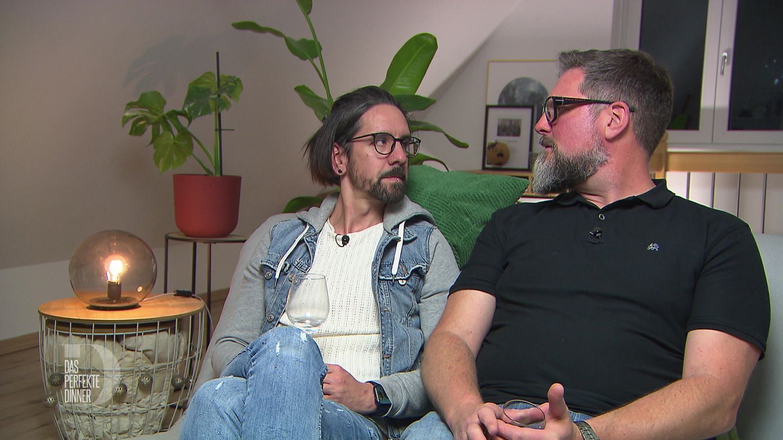 Johanna kocht orientalisch - Basti (links) und Axel sind gespannt, was sie erwartet. (Bild: RTL)