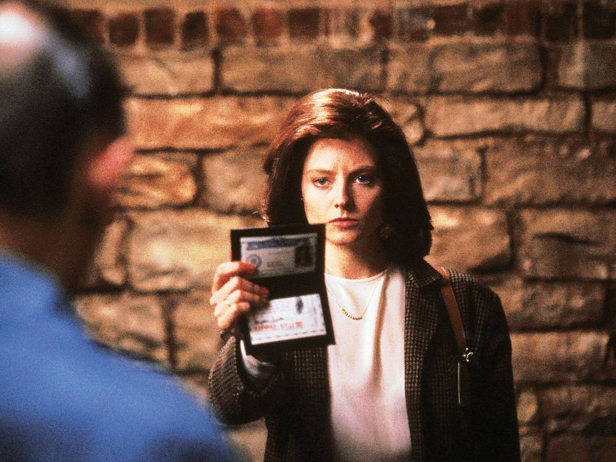 Als ein Serienmörder unerkannt sein Unwesen treibt, setzt das hilflose FBI die hochintelligente Polizeischülerin Clarice Starling (Jodie Foster, Mitte) auf den genialen Psychiater und Mörder Lecter an, um so Hinweise auf das Vorgehen und die Motive von „Buffalo Bill“ zu erhalten. (Bild: RTL / Studio Canal)