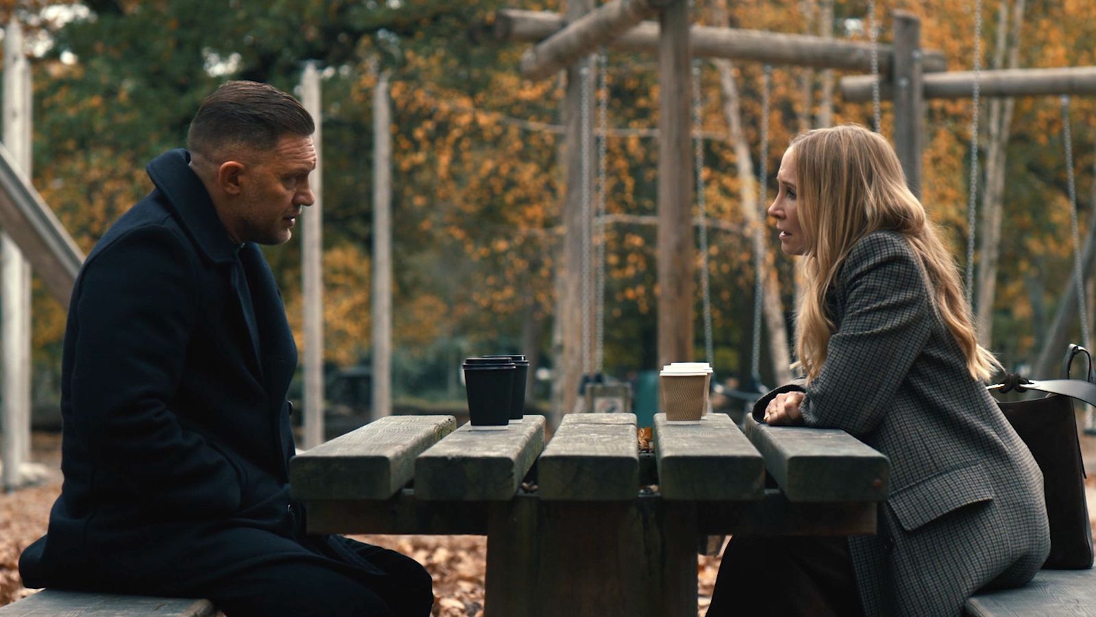 Harry (Tom Hardy) wird von seiner Frau Jan (Joanne Froggatt) mit dem Wunsch, sich scheiden zu lassen, konfrontiert. Nach allem, was in Staffel eins passiert ist, dürfte er sichd darüber eigentlich ebensowenig wundern wie die Zuschauer. (Bild: Paramount+)
