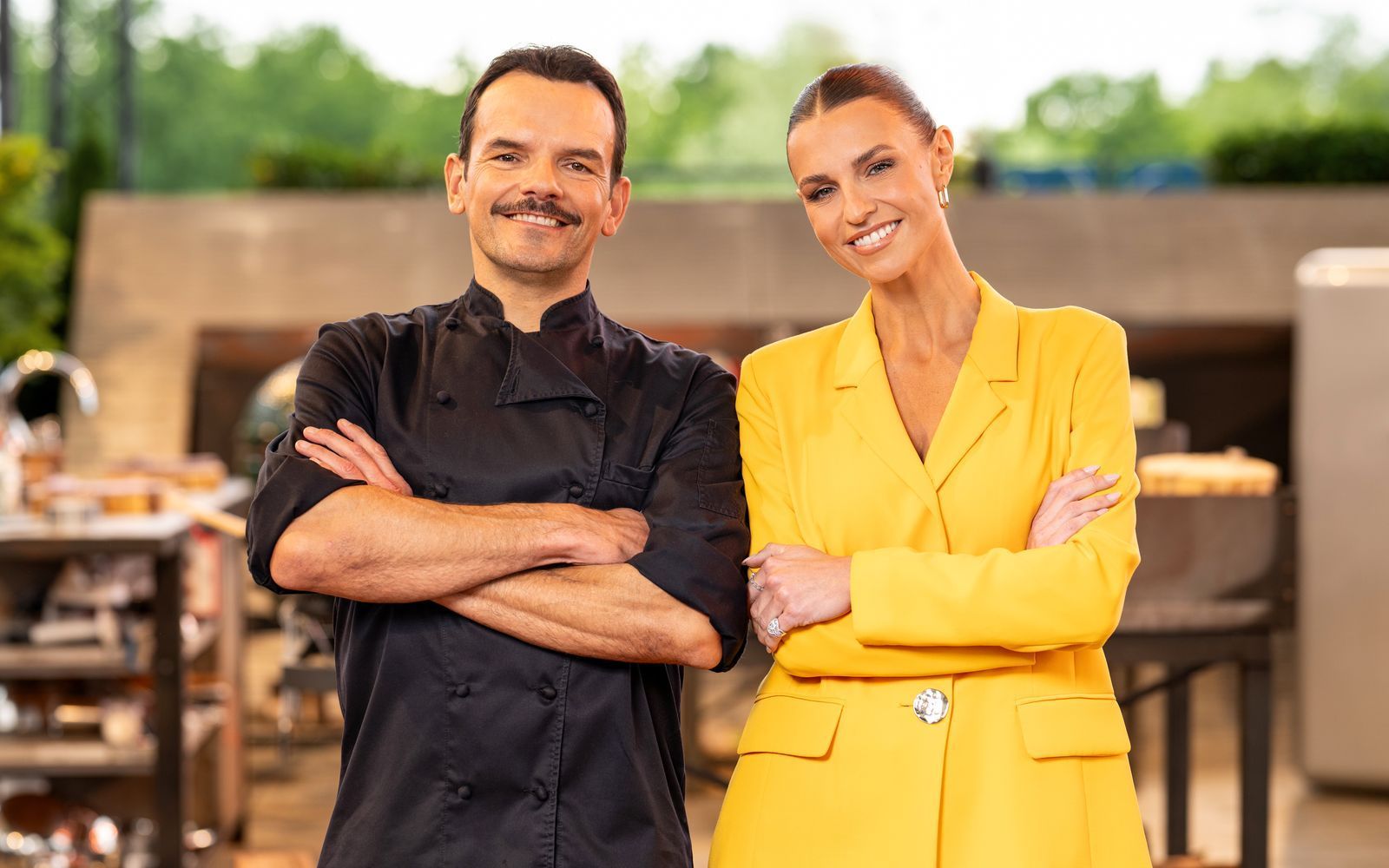 Einmal im Fußballstadion die Grill-Show aufziehen: TV-Koch Steffen Henssler und Moderatorin Laura Wontorra haben da eine Idee. (Bild: RTL/Markus Hertrich)