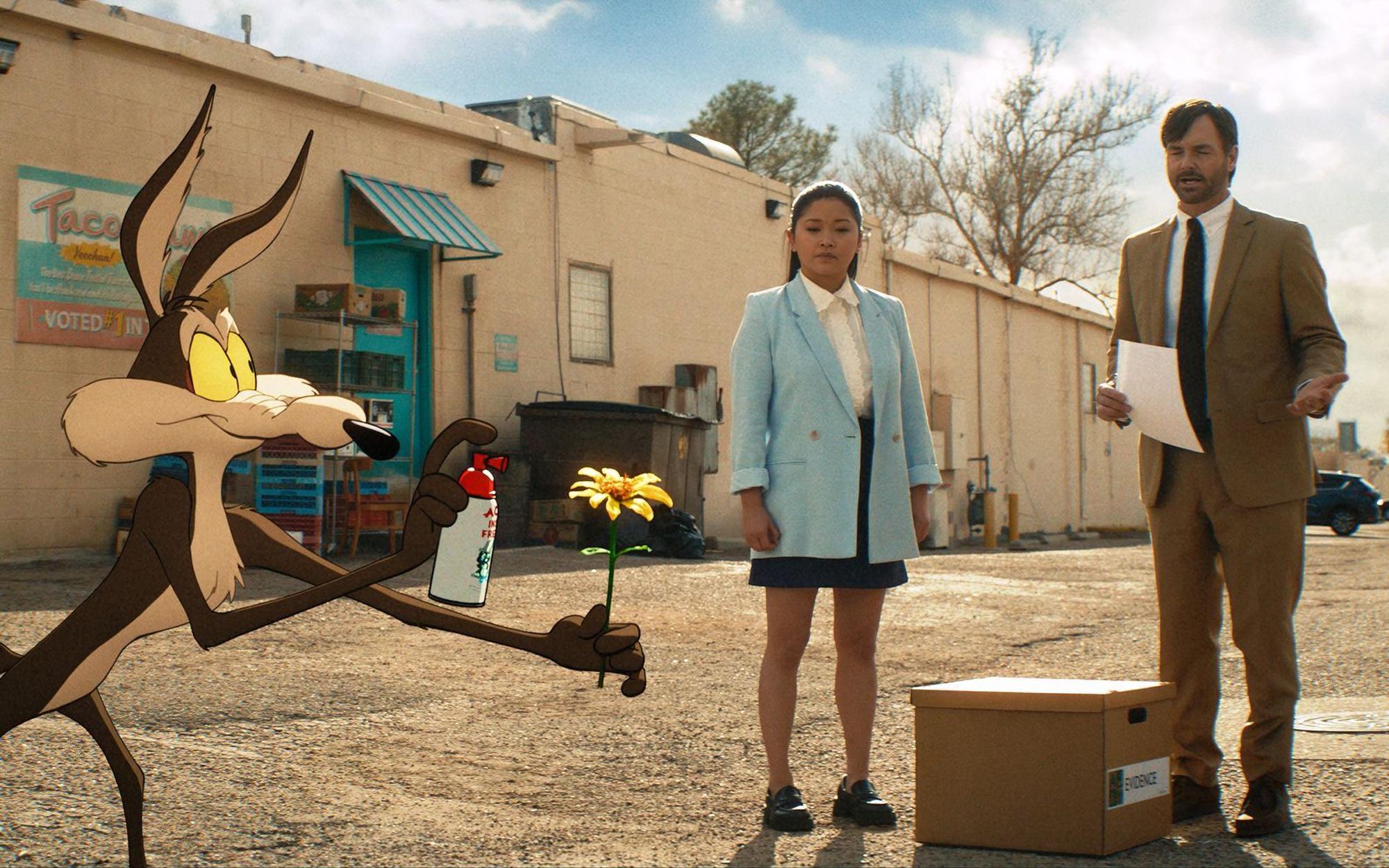 Wile E. Coyote zieht gegen ACME vor Gericht und engagiert dafür den Loser-Anwalt Kevin Avery (Will Forte, mit Lana Condor). (Bild: 2026 Warner Bros. Entertainment)