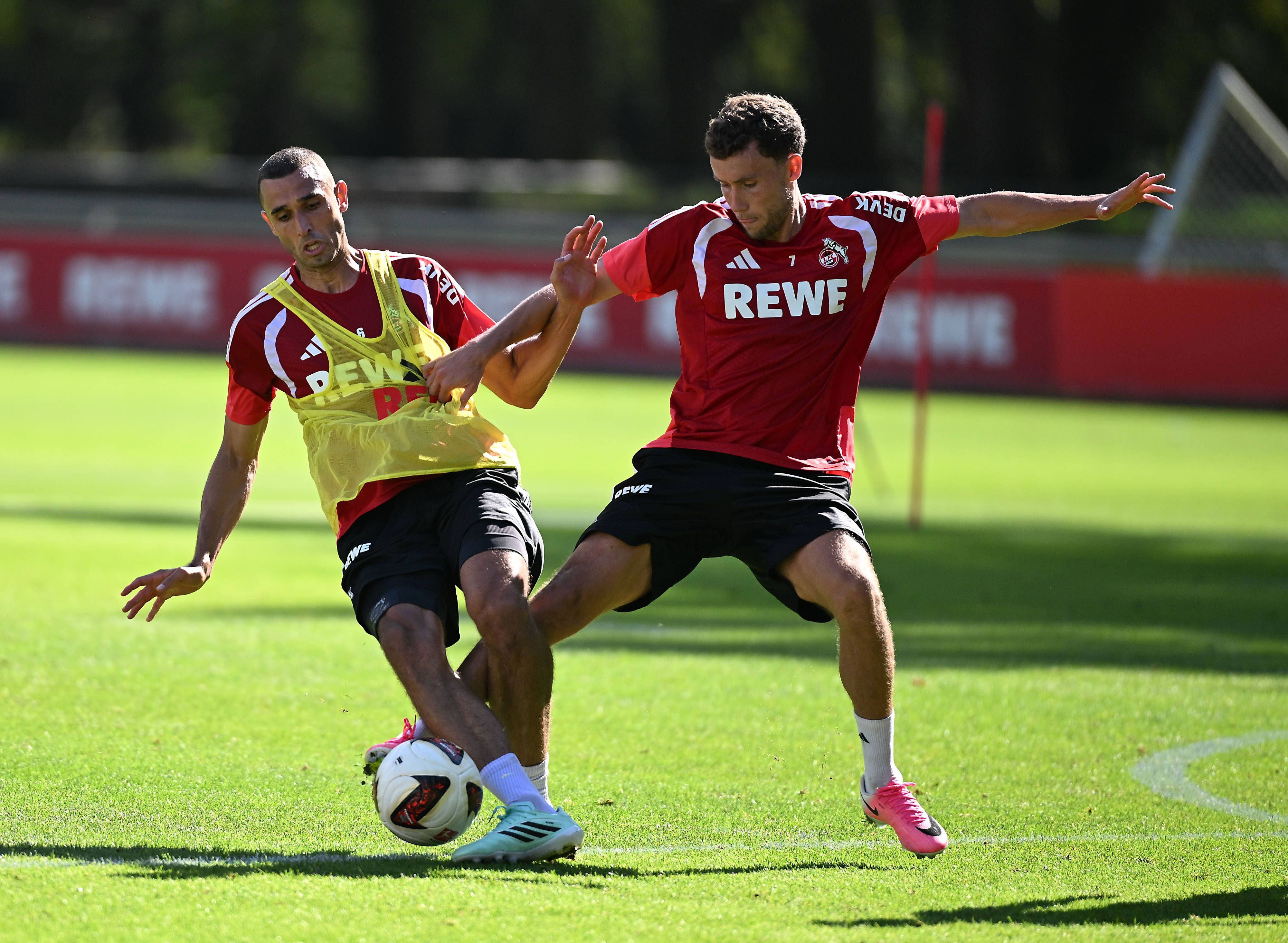 Luca Waldschmidt im Zweikampf mit Ellyes Skhiri.