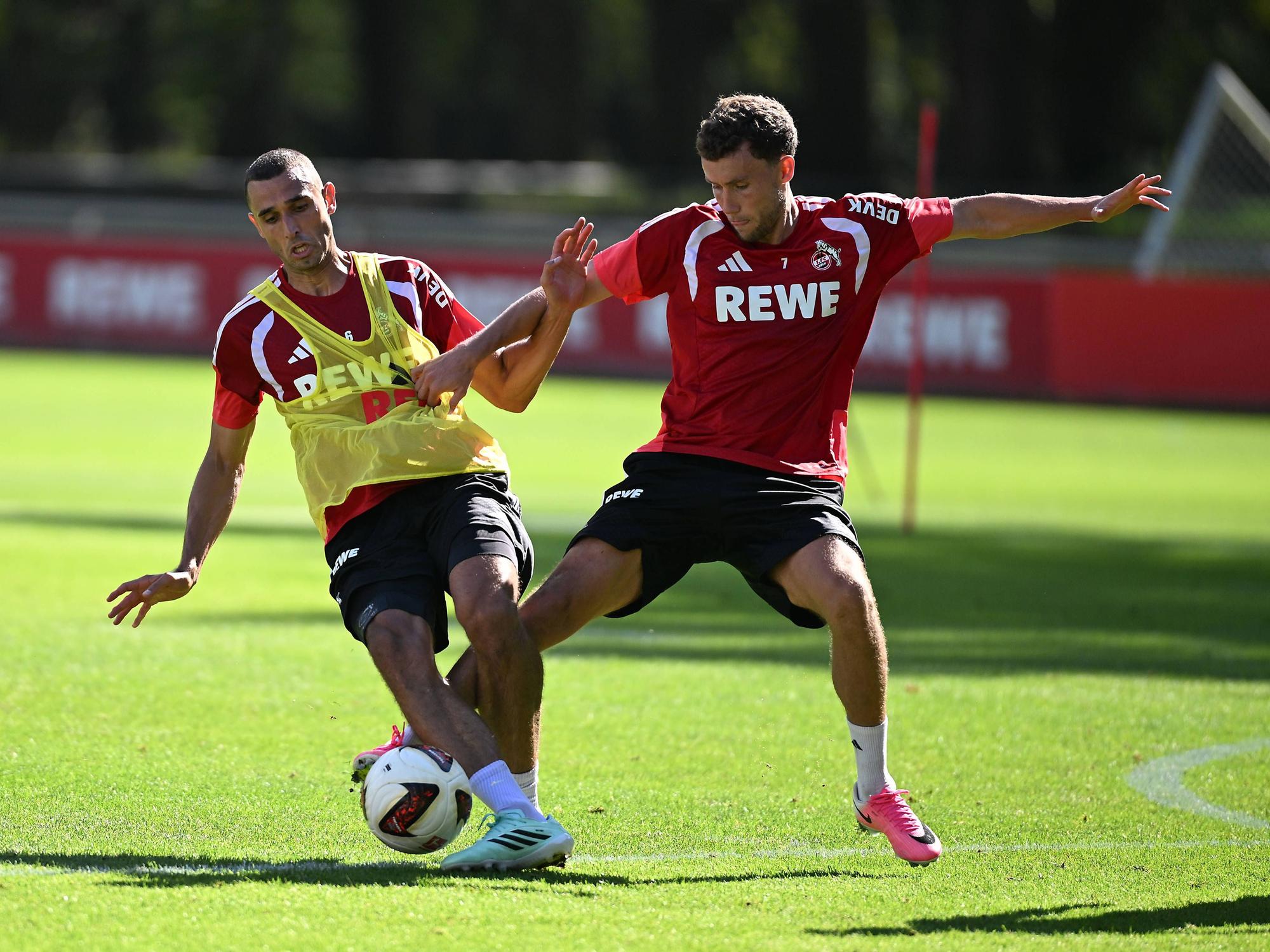 Luca Waldschmidt im Zweikampf mit Ellyes Skhiri.