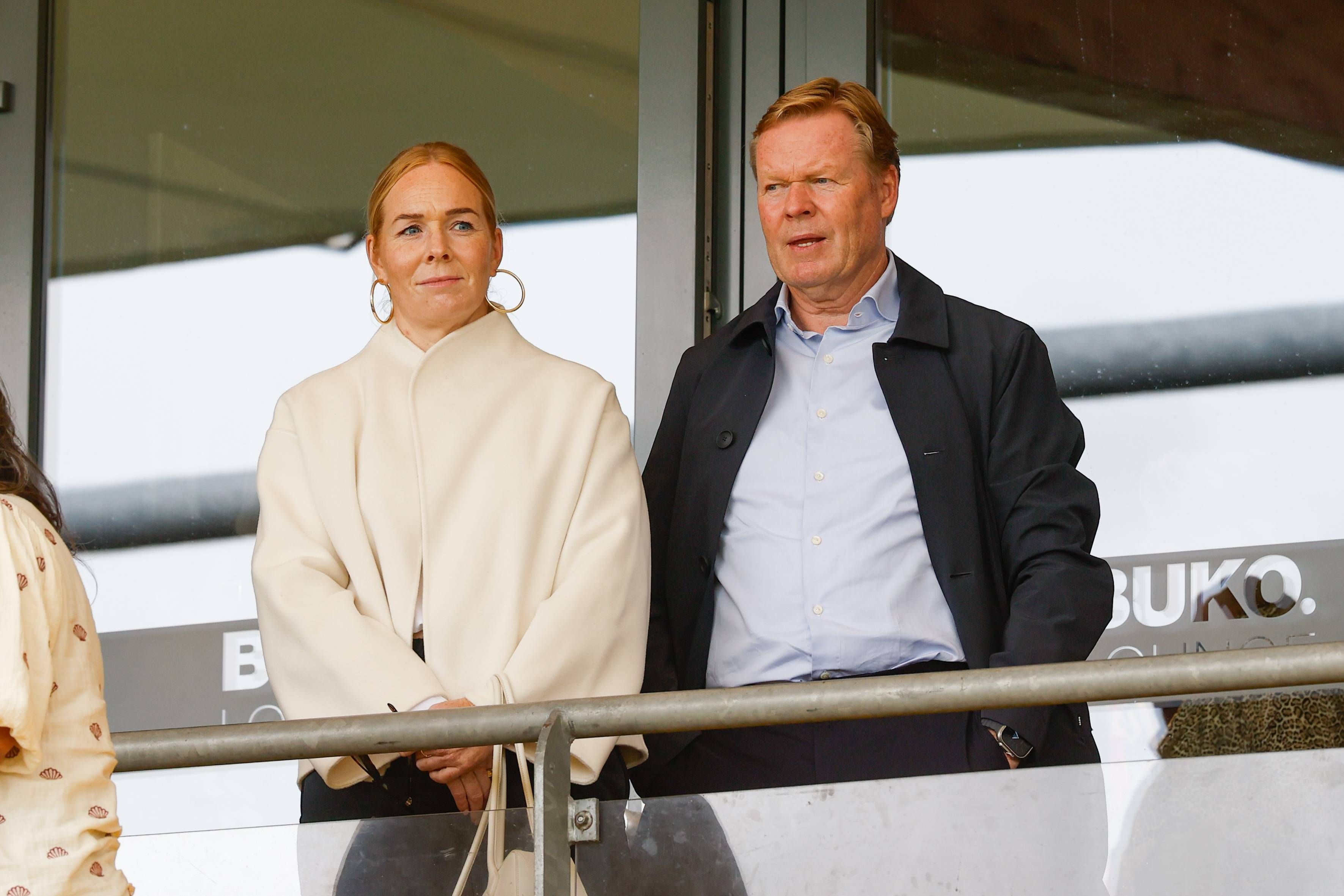 Ronald Koeman und seine Ehefrau auf der Tribüne.