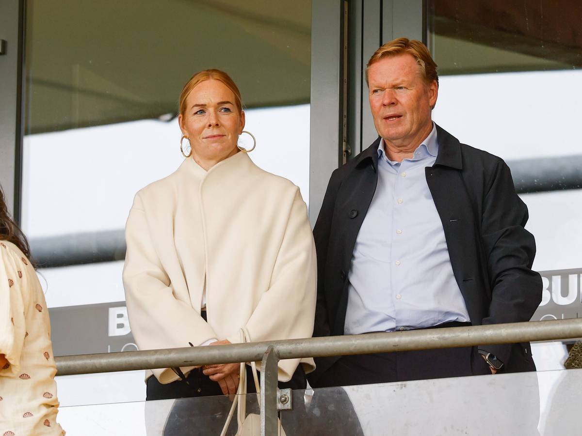Ronald Koeman und seine Ehefrau auf der Tribüne.