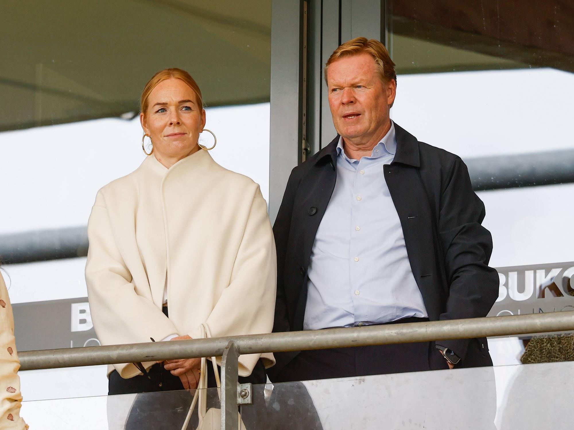 Ronald Koeman und seine Ehefrau auf der Tribüne.