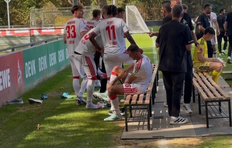 Ellyes Skhiri wechselt nach dem Mannschaftsfoto die Schuhe.