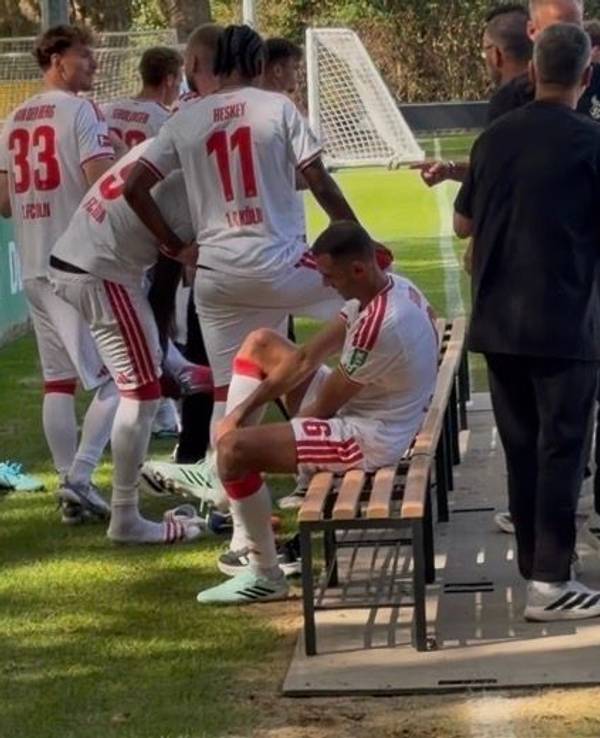 Ellyes Skhiri wechselt nach dem Mannschaftsfoto die Schuhe.