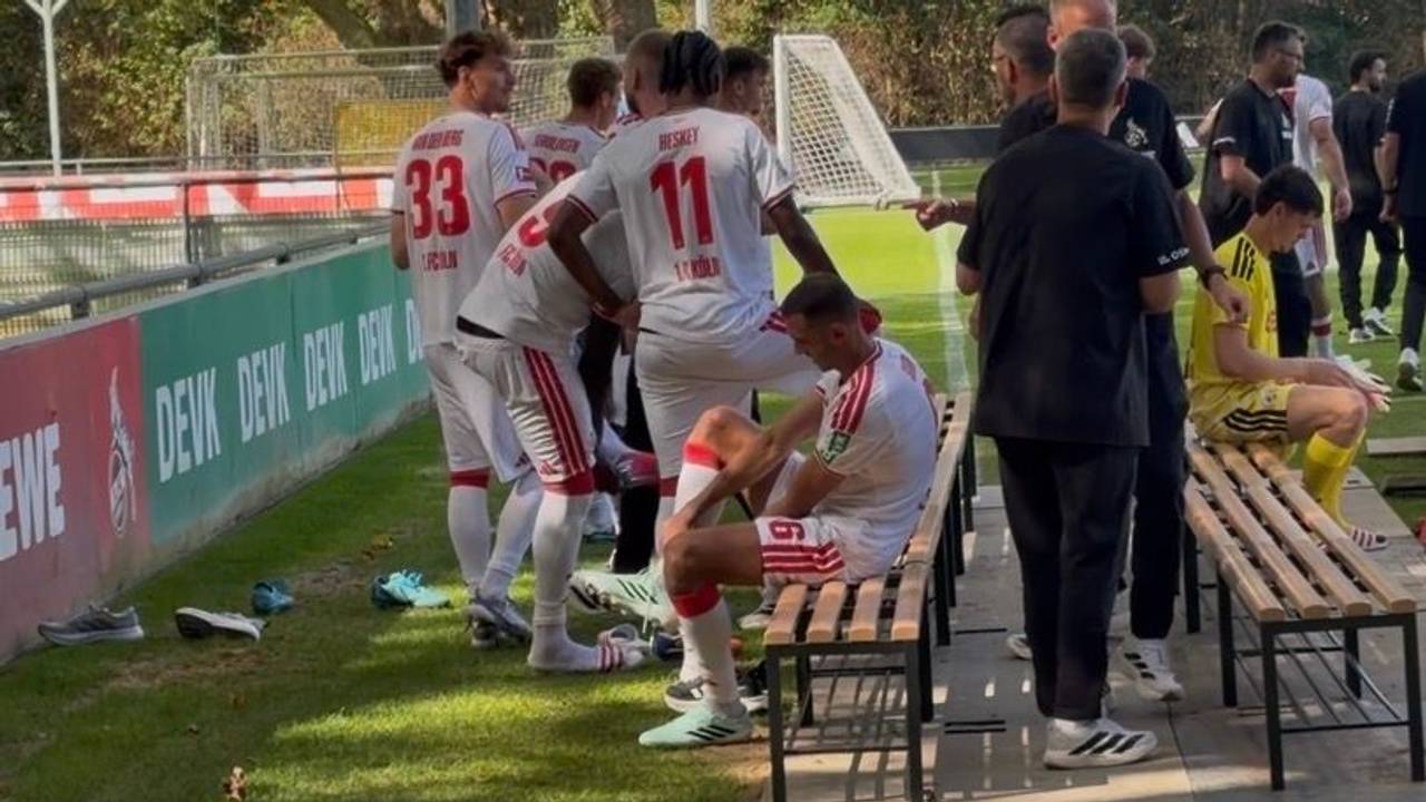 Ellyes Skhiri wechselt nach dem Mannschaftsfoto die Schuhe.