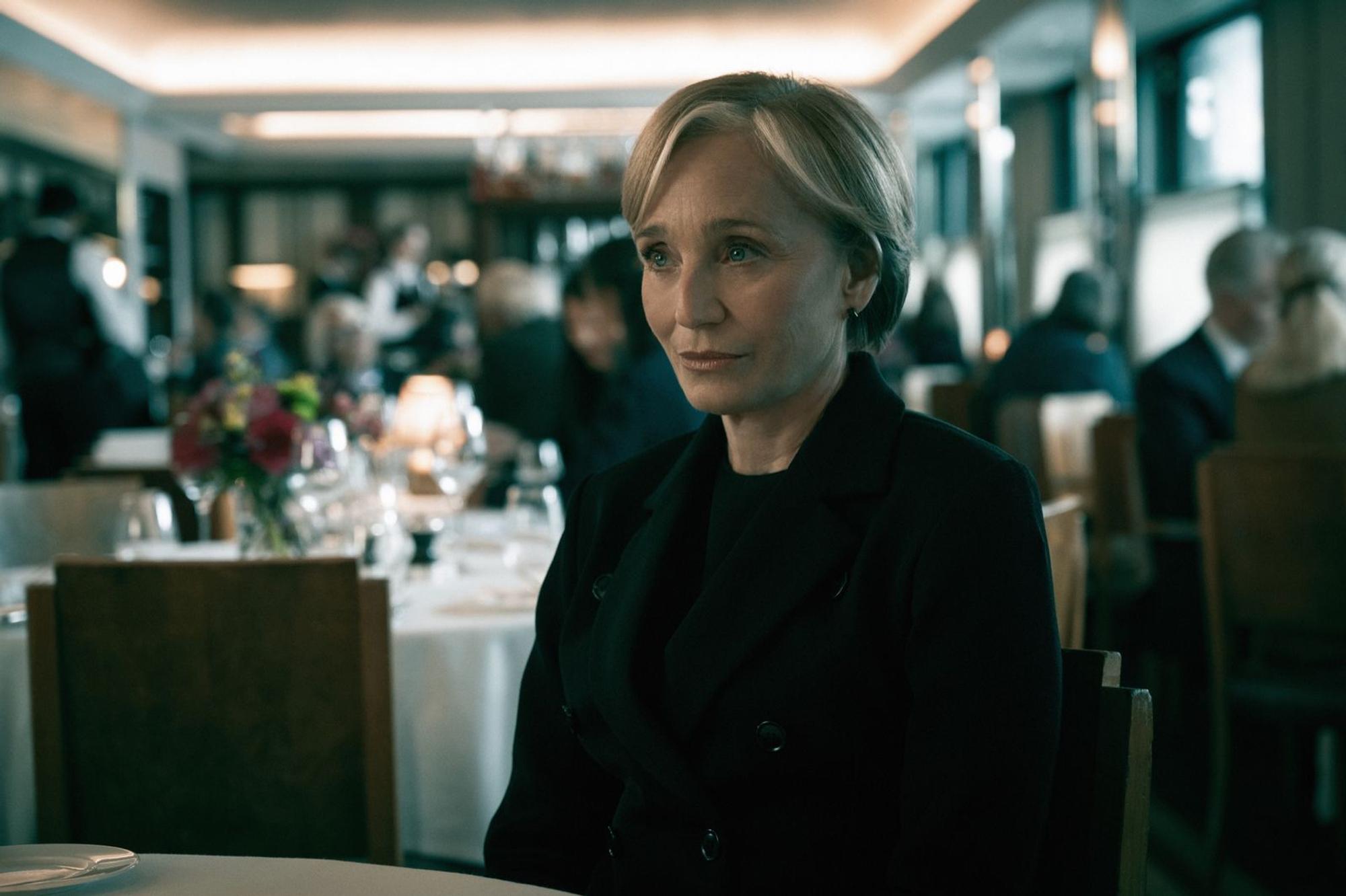 Diana Taverner (Kristin Scott Thomas) ist zur MI5-Chefin aufgestiegen und steht mächtig unter Druck. (Bild: © Apple TV / Jack English)