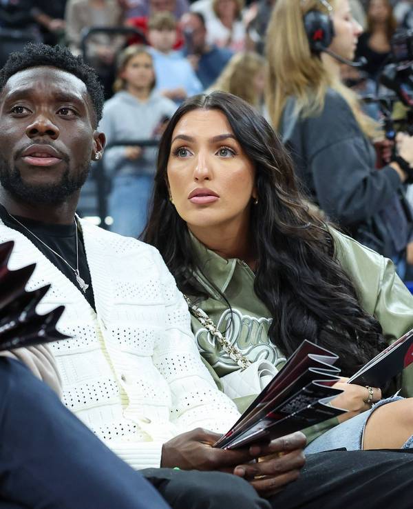 Alphonso Davies und Partnerin Sheyenne als Zuschauer bei einem Basketballspiel.