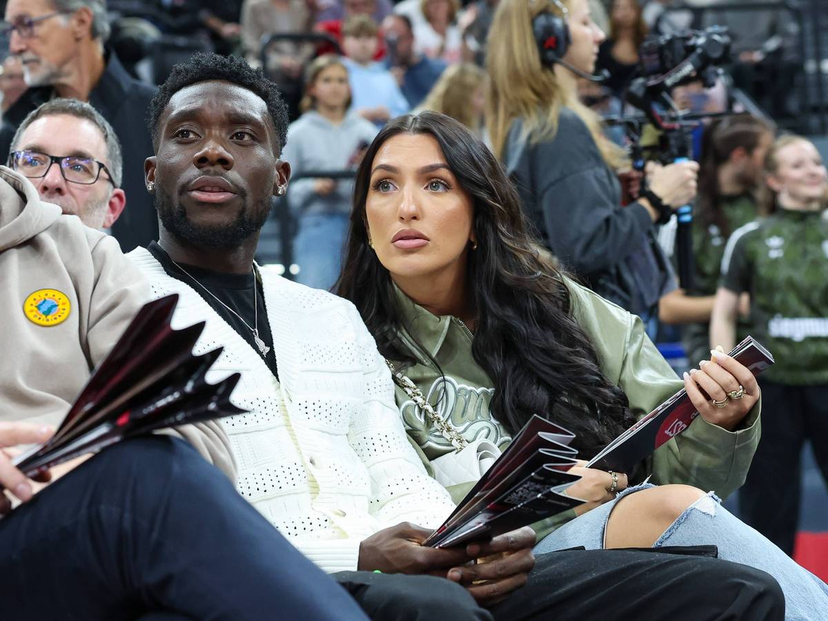 Alphonso Davies und Partnerin Sheyenne als Zuschauer bei einem Basketballspiel.