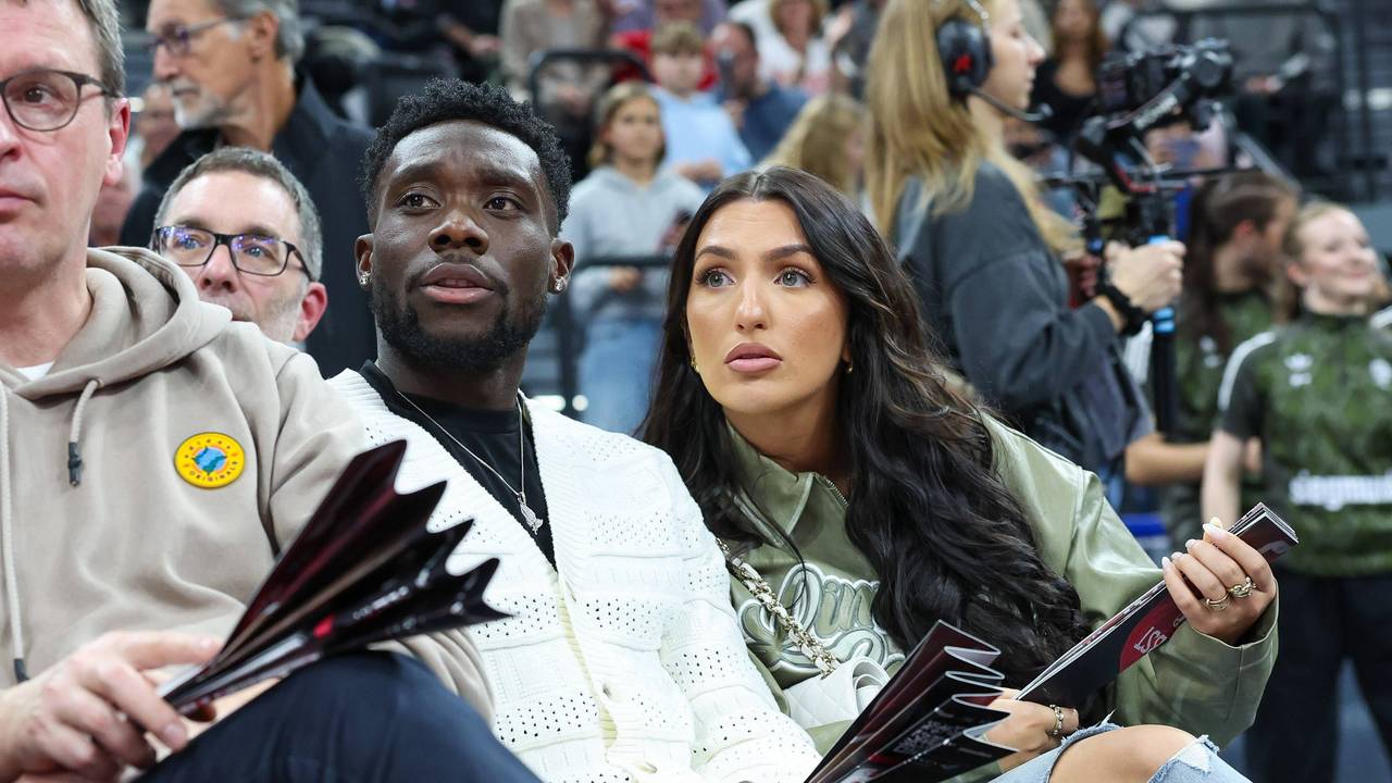 Alphonso Davies und Partnerin Sheyenne als Zuschauer bei einem Basketballspiel.