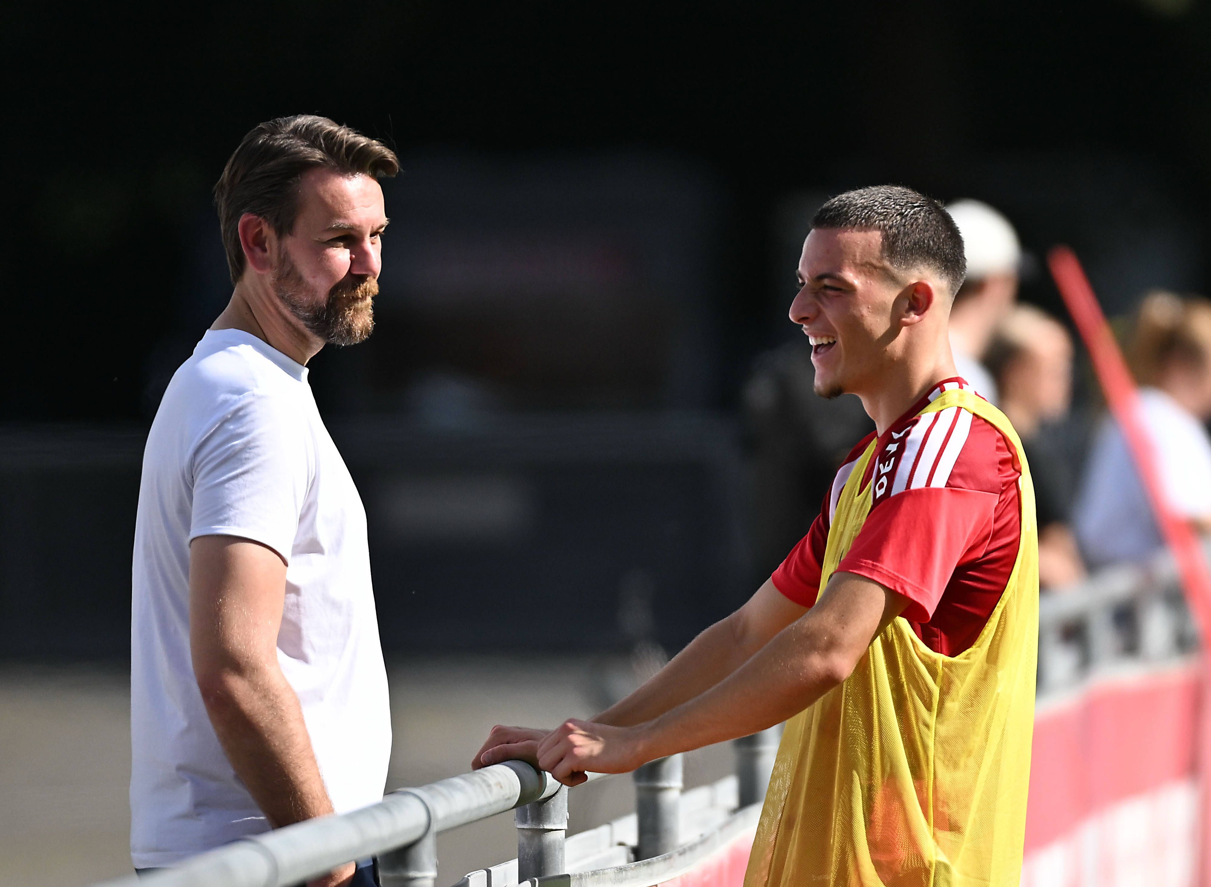 FC-Sportchef Thomas Kessler und Star-Spieler Said El Mala sprechen am Geißbockheim.