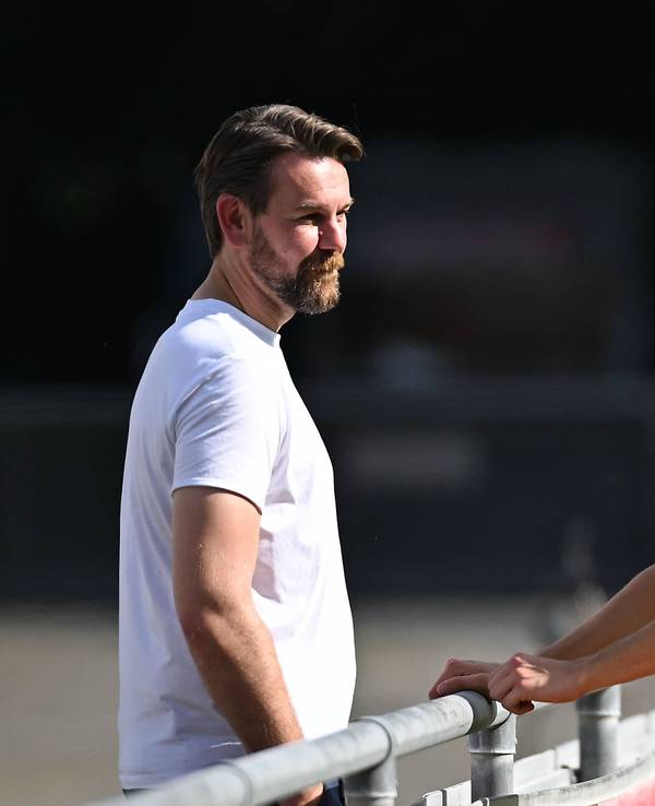 FC-Sportchef Thomas Kessler und Star-Spieler Said El Mala sprechen am Geißbockheim.