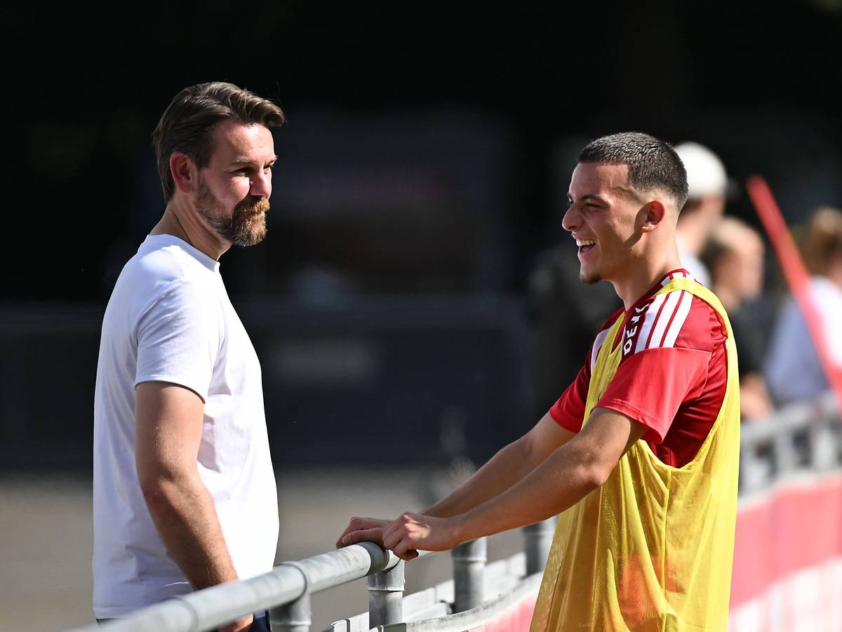 FC-Sportchef Thomas Kessler und Star-Spieler Said El Mala sprechen am Geißbockheim.