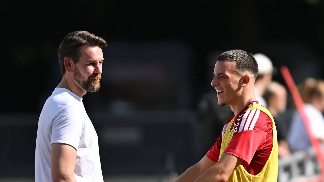 FC-Sportchef Thomas Kessler und Star-Spieler Said El Mala sprechen am Geißbockheim.