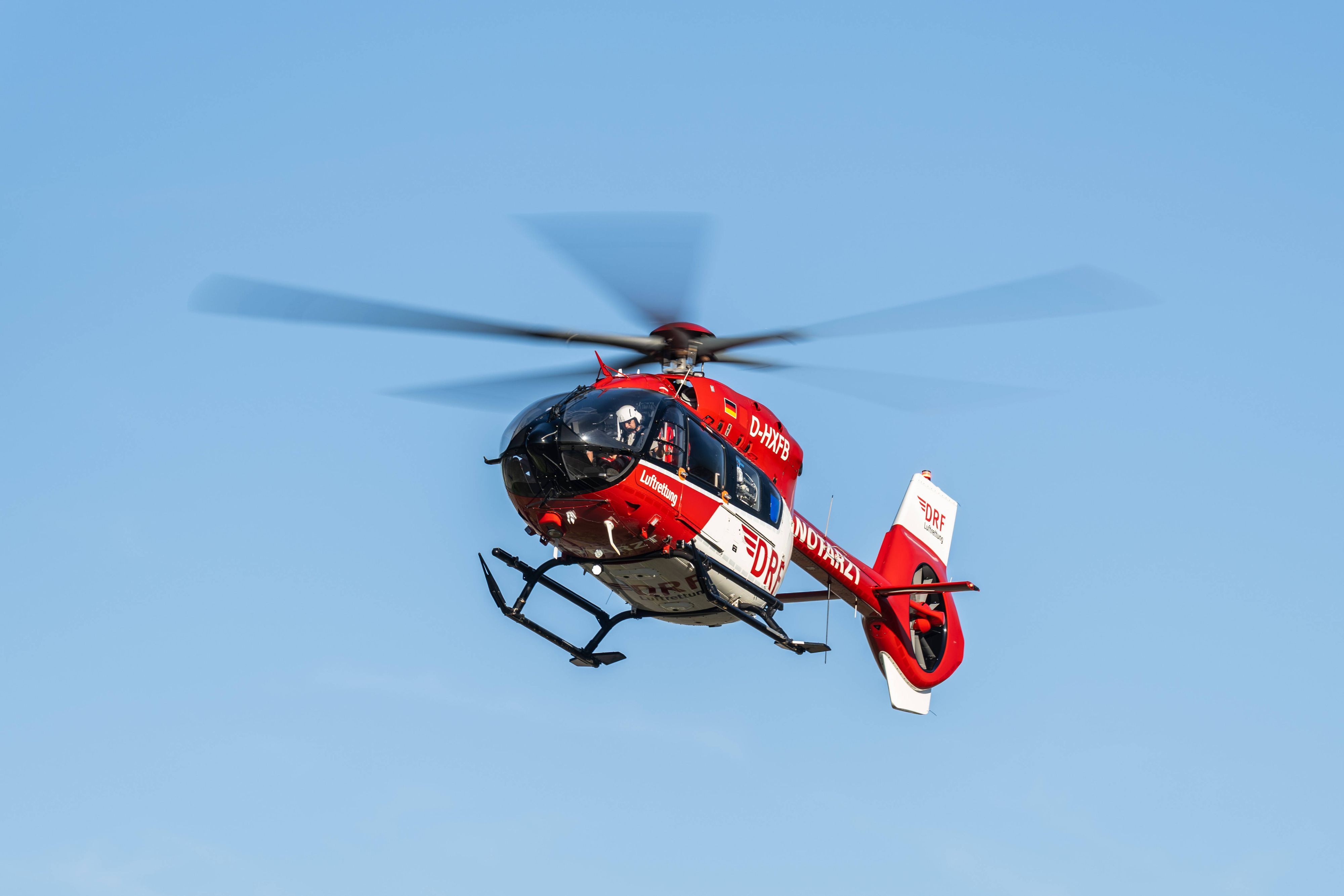 Ein Achtjähriger hat in Baden-Württemberg ein Kleinkind mit einem Radlader überrollt. Ein Rettungshubschrauber bringt das schwer verletzte Kleinkind ins Krankenhaus. (Symbolbild)