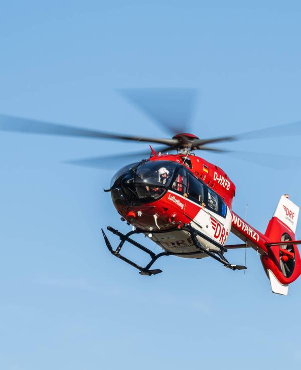 Ein Achtjähriger hat in Baden-Württemberg ein Kleinkind mit einem Radlader überrollt. Ein Rettungshubschrauber bringt das schwer verletzte Kleinkind ins Krankenhaus. (Symbolbild)