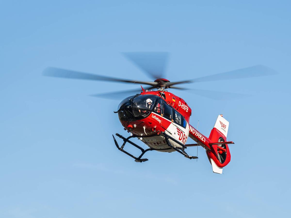 Ein Achtjähriger hat in Baden-Württemberg ein Kleinkind mit einem Radlader überrollt. Ein Rettungshubschrauber bringt das schwer verletzte Kleinkind ins Krankenhaus. (Symbolbild)