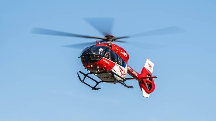 Ein Achtjähriger hat in Baden-Württemberg ein Kleinkind mit einem Radlader überrollt. Ein Rettungshubschrauber bringt das schwer verletzte Kleinkind ins Krankenhaus. (Symbolbild)