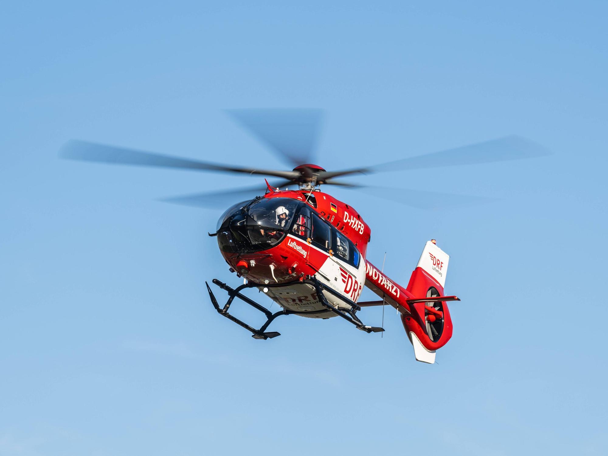 Ein Achtjähriger hat in Baden-Württemberg ein Kleinkind mit einem Radlader überrollt. Ein Rettungshubschrauber bringt das schwer verletzte Kleinkind ins Krankenhaus. (Symbolbild)