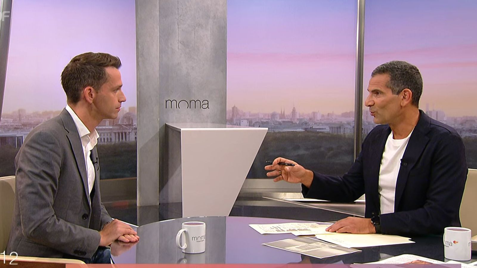 Moderator Mitri Sirin (rechts) kritisiert Grünen-Politiker Andreas Audretsch im ZDF-“Morgenmagazin“. (Bild: ZDF)