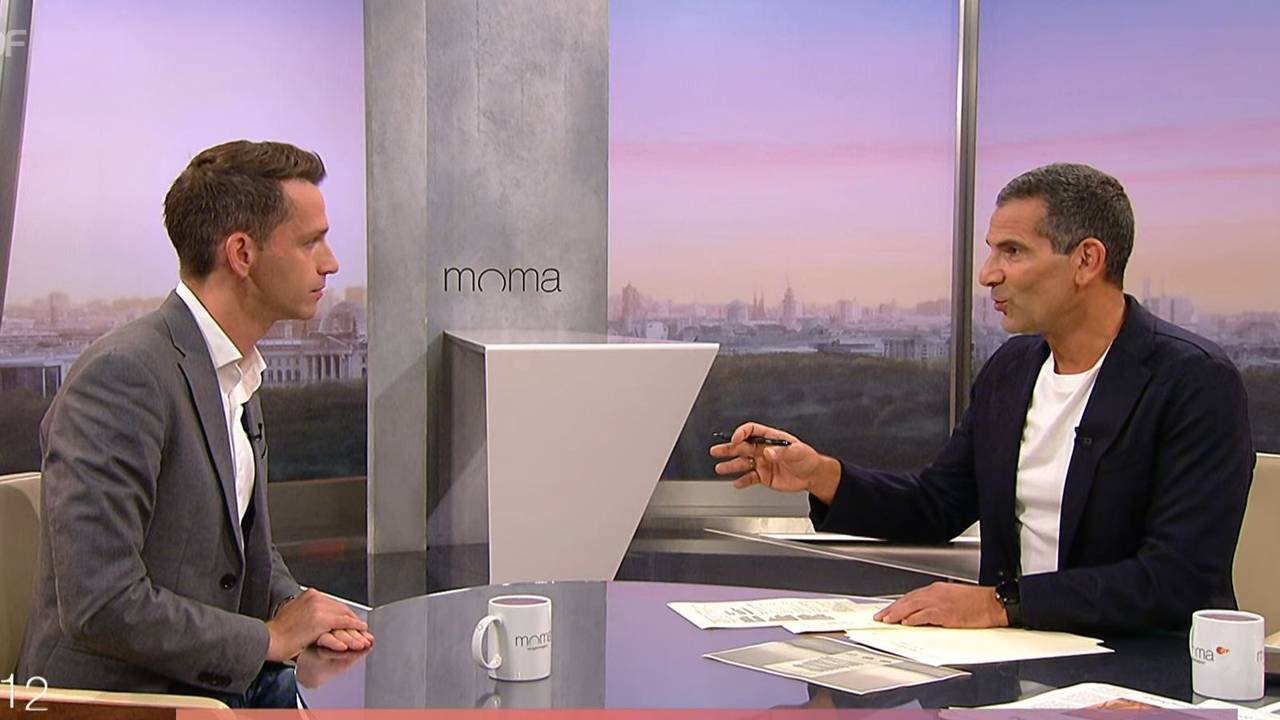Moderator Mitri Sirin (rechts) kritisiert Grünen-Politiker Andreas Audretsch im ZDF-“Morgenmagazin“. (Bild: ZDF)