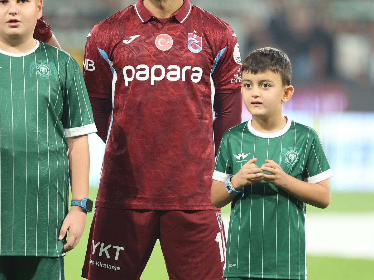 Mohamed Salah vor einem Fußballspiel für Trabzonspor
