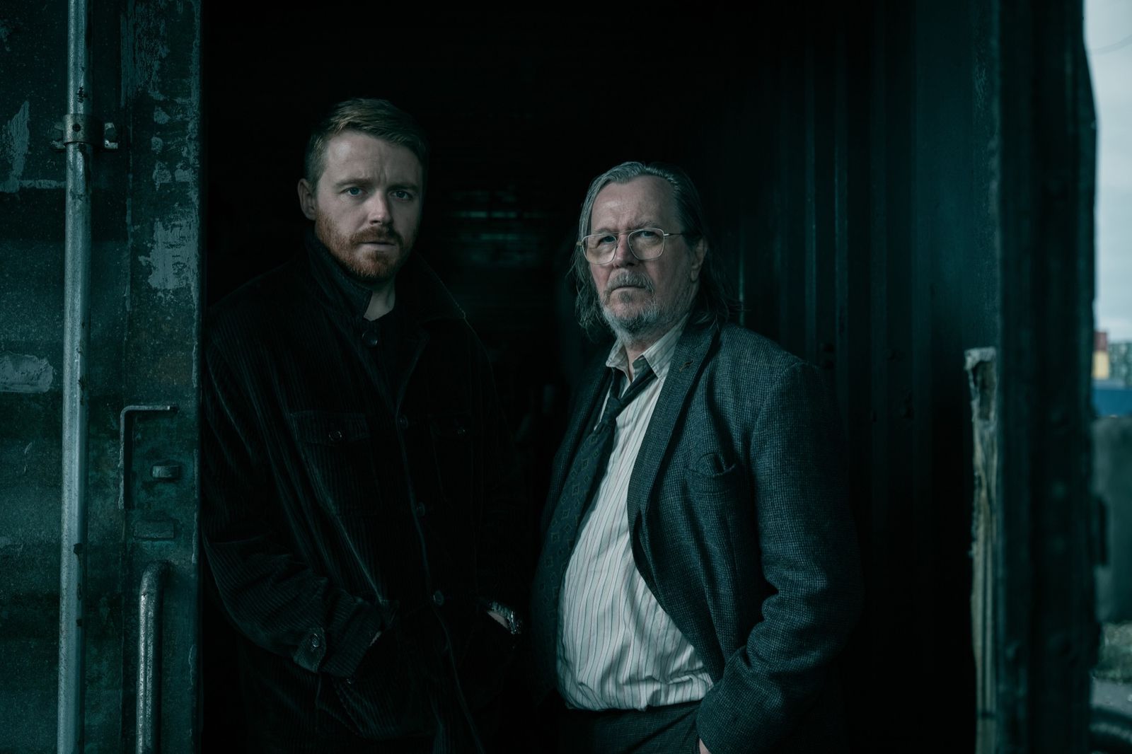 Die abgeschobenen MI5-Agenten River Cartwright (Jack Lowden) und Jackson Lamb (Gary Oldman) sind alarmiert: Einige Ex-Kollegen wurden ermordet. (Bild: © Apple TV / Jack English)