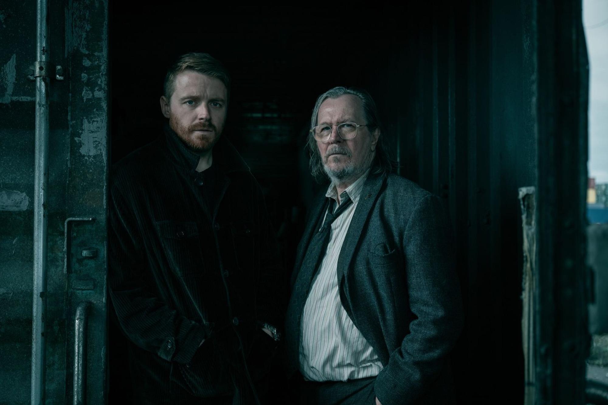 Die abgeschobenen MI5-Agenten River Cartwright (Jack Lowden) und Jackson Lamb (Gary Oldman) sind alarmiert: Einige Ex-Kollegen wurden ermordet. (Bild: © Apple TV / Jack English)