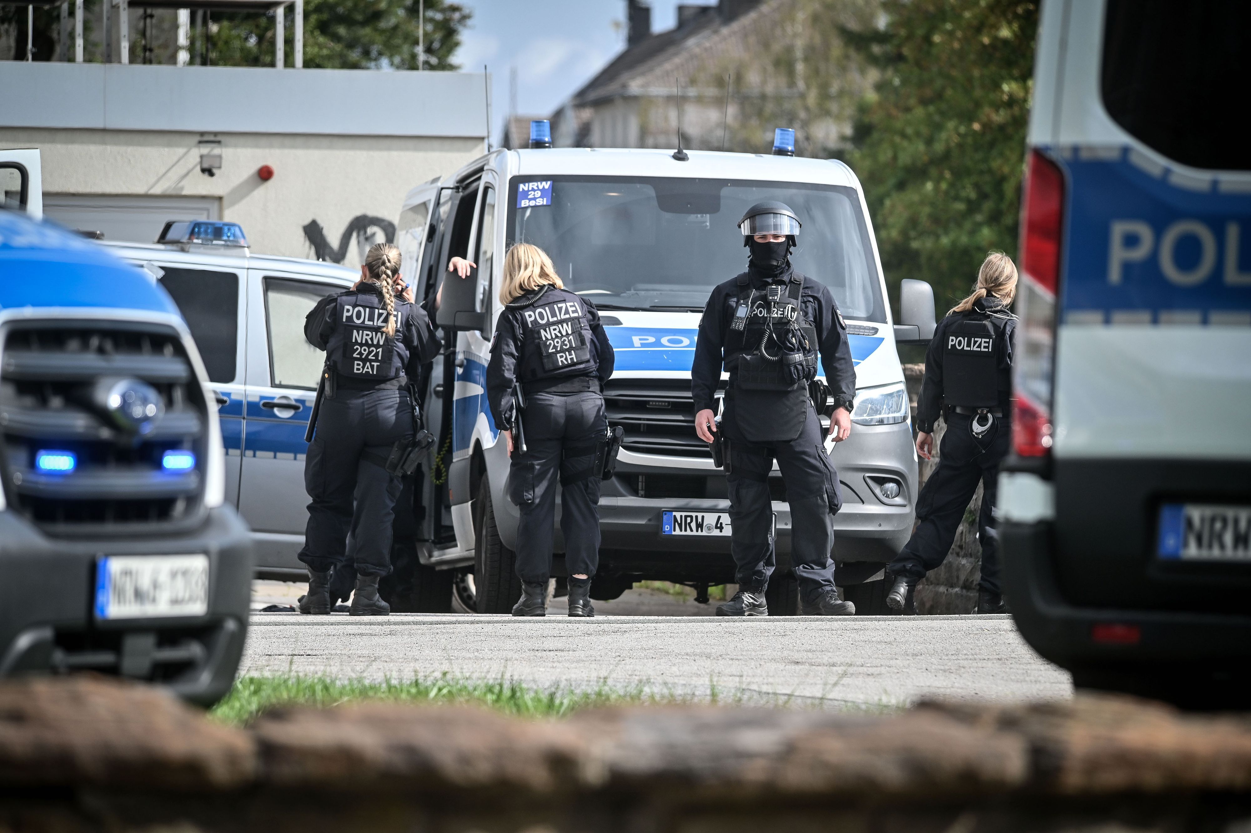 Wegen einer möglichen Bedrohungslage war die Polizei an einem Berufskolleg in Velbert im Einsatz.