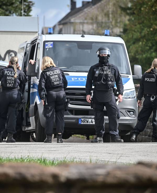 Wegen einer möglichen Bedrohungslage war die Polizei an einem Berufskolleg in Velbert im Einsatz.